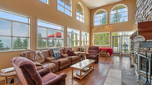 7666 Lichen Road, Anglemont, BC - Indoor Photo Showing Living Room
