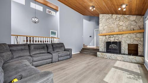 4015 15 Crescent, Vernon, BC - Indoor Photo Showing Living Room With Fireplace