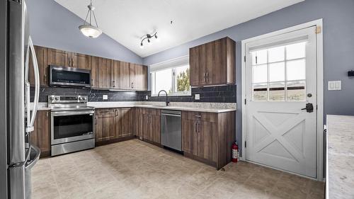 4015 15 Crescent, Vernon, BC - Indoor Photo Showing Kitchen