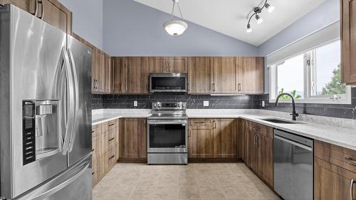 4015 15 Crescent, Vernon, BC - Indoor Photo Showing Kitchen With Upgraded Kitchen