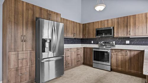 4015 15 Crescent, Vernon, BC - Indoor Photo Showing Kitchen