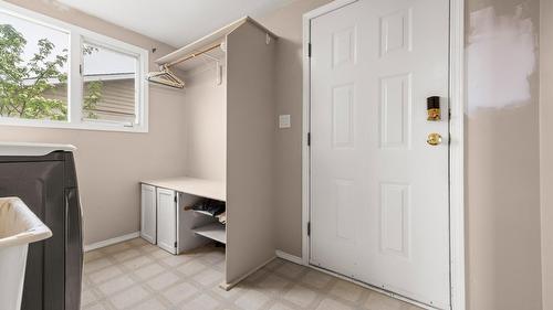 4015 15 Crescent, Vernon, BC - Indoor Photo Showing Laundry Room