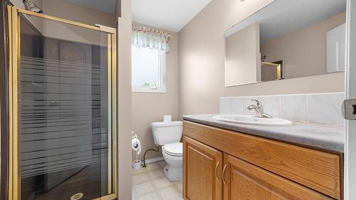 4015 15 Crescent, Vernon, BC - Indoor Photo Showing Bathroom