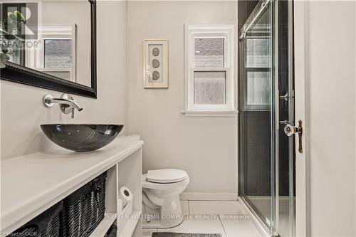 148 Huxley Avenue S, Hamilton, ON - Indoor Photo Showing Bathroom