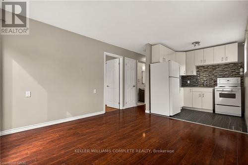 148 Huxley Avenue S, Hamilton, ON - Indoor Photo Showing Kitchen