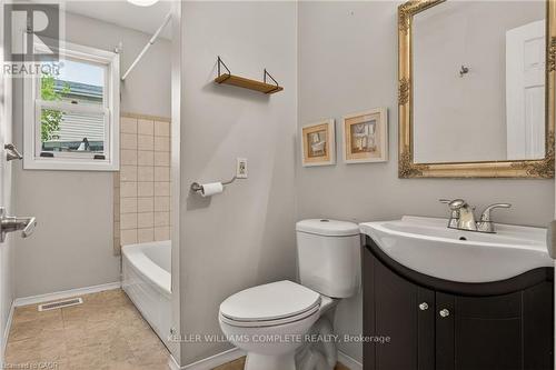 148 Huxley Avenue S, Hamilton, ON - Indoor Photo Showing Bathroom