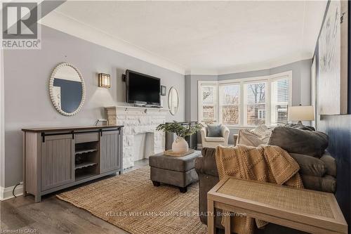 148 Huxley Avenue S, Hamilton, ON - Indoor Photo Showing Living Room