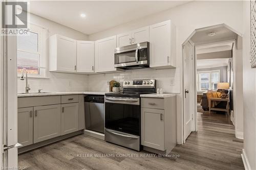 148 Huxley Avenue S, Hamilton, ON - Indoor Photo Showing Kitchen