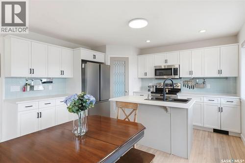 402 Crystal Bay, Warman, SK - Indoor Photo Showing Kitchen With Stainless Steel Kitchen