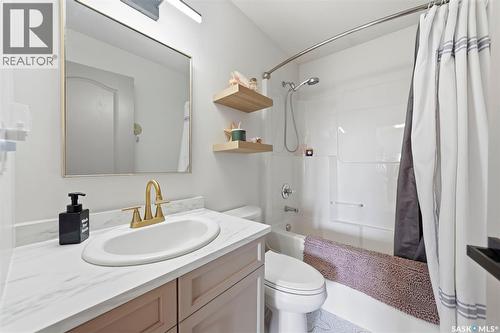 402 Crystal Bay, Warman, SK - Indoor Photo Showing Bathroom