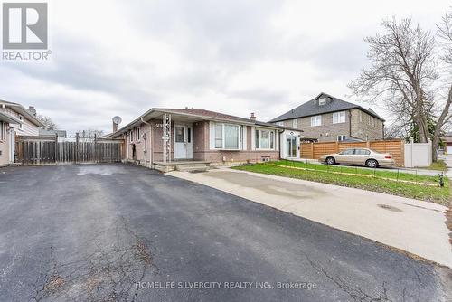 7816 Priory Crescent, Mississauga, ON - Outdoor