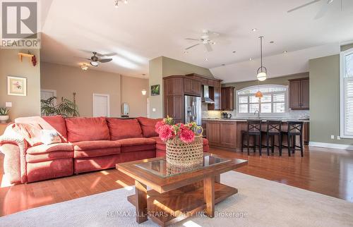253 Stephenson Point Road, Scugog, ON - Indoor Photo Showing Living Room