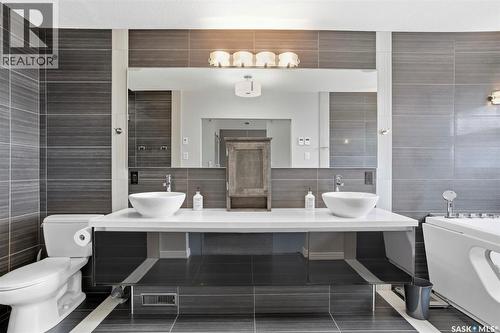 710 Sauer Crescent, Saskatoon, SK - Indoor Photo Showing Bathroom