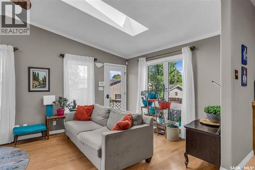 1534 9Th Avenue N, Saskatoon, SK - Indoor Photo Showing Living Room