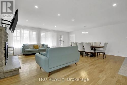 7038 Shields Drive, Ottawa, ON - Indoor Photo Showing Living Room