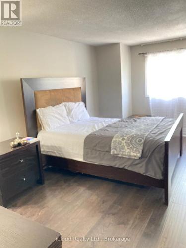 2776 Lindholm Crescent, Mississauga, ON - Indoor Photo Showing Bedroom