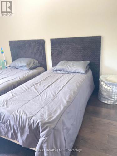 2776 Lindholm Crescent, Mississauga, ON - Indoor Photo Showing Bedroom