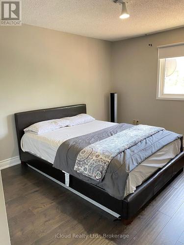 2776 Lindholm Crescent, Mississauga, ON - Indoor Photo Showing Bedroom