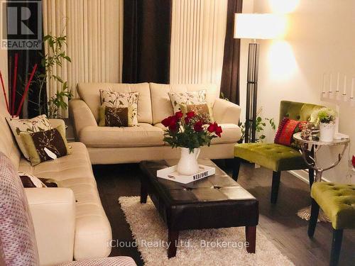 2776 Lindholm Crescent, Mississauga, ON - Indoor Photo Showing Living Room