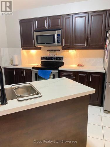 2776 Lindholm Crescent, Mississauga, ON - Indoor Photo Showing Kitchen With Double Sink With Upgraded Kitchen