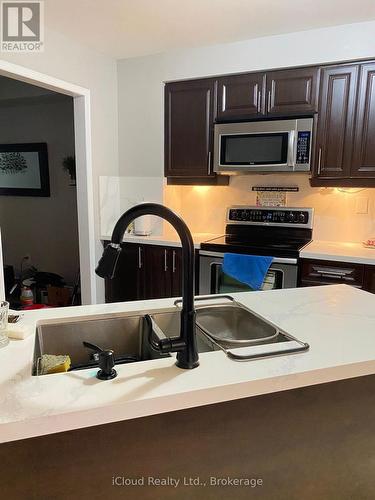 2776 Lindholm Crescent, Mississauga, ON - Indoor Photo Showing Kitchen With Double Sink With Upgraded Kitchen