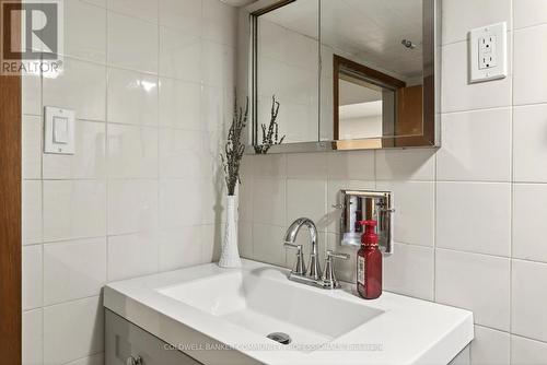 181 Simcoe Street E, Hamilton, ON - Indoor Photo Showing Bathroom