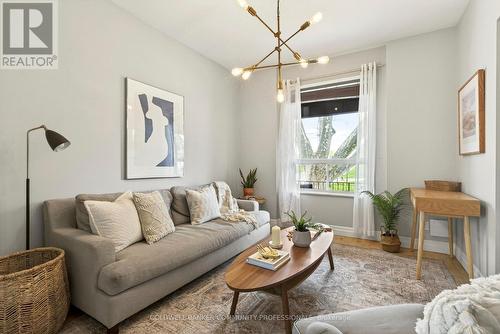 181 Simcoe Street E, Hamilton, ON - Indoor Photo Showing Living Room