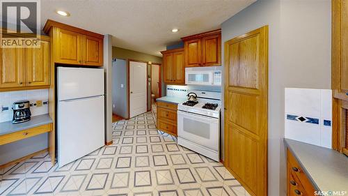 3254 Peyson Bay E, Regina, SK - Indoor Photo Showing Kitchen