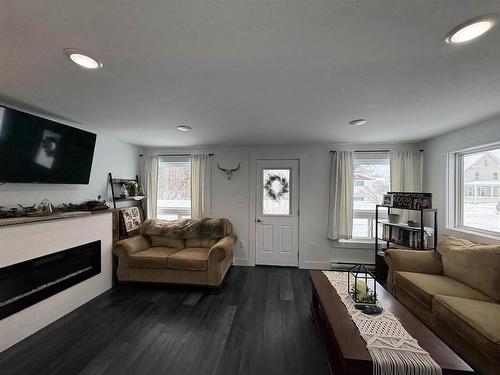 1026 Third Street E, Fort Frances, ON - Indoor Photo Showing Living Room