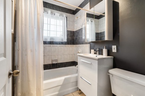 Salle de bains - 46 Rue De Varsovie, Laval (Vimont), QC - Indoor Photo Showing Bathroom