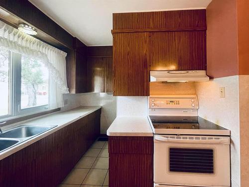 45 Dingwall Parkway, Dryden, ON - Indoor Photo Showing Kitchen With Double Sink