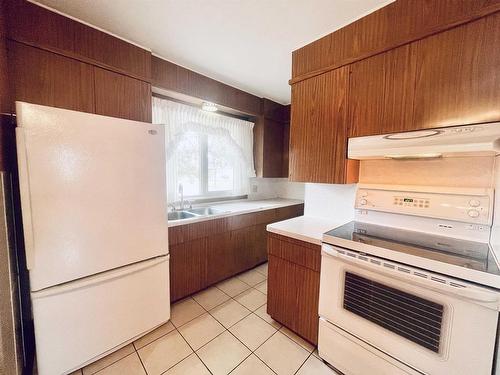 45 Dingwall Parkway, Dryden, ON - Indoor Photo Showing Kitchen With Double Sink
