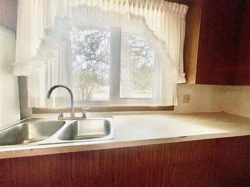 45 Dingwall Parkway, Dryden, ON - Indoor Photo Showing Kitchen With Double Sink