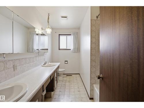 13222 116 St Nw, Edmonton, AB - Indoor Photo Showing Bathroom
