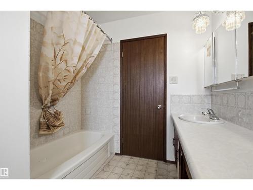 13222 116 St Nw, Edmonton, AB - Indoor Photo Showing Bathroom