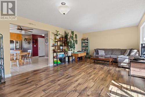 59 Dales Drive, Mapleton, ON - Indoor Photo Showing Living Room