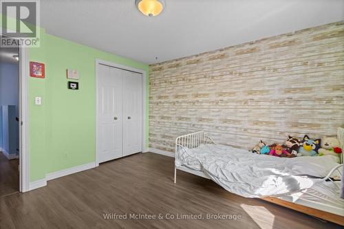 59 Dales Drive, Mapleton, ON - Indoor Photo Showing Bedroom