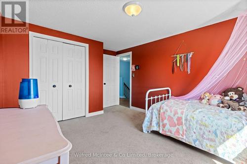 59 Dales Drive, Mapleton, ON - Indoor Photo Showing Bedroom