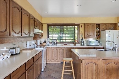 5489 Forest Hill Rd, Saanich, BC 