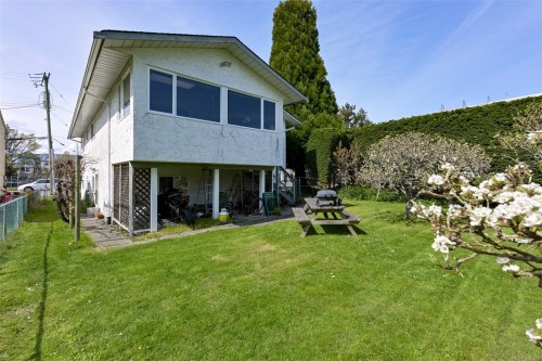 2535 Bevan Ave, Sidney, BC 