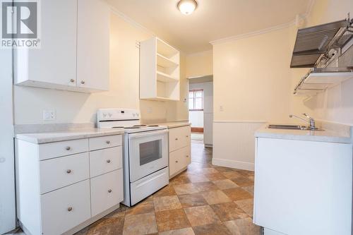 928 Queen St E, Sault Ste. Marie, ON - Indoor Photo Showing Kitchen