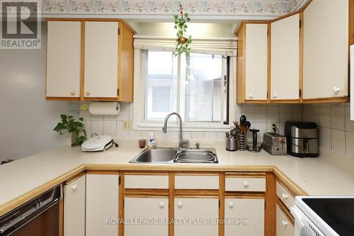 434 Tedwyn Drive, Mississauga, ON - Indoor Photo Showing Kitchen With Double Sink