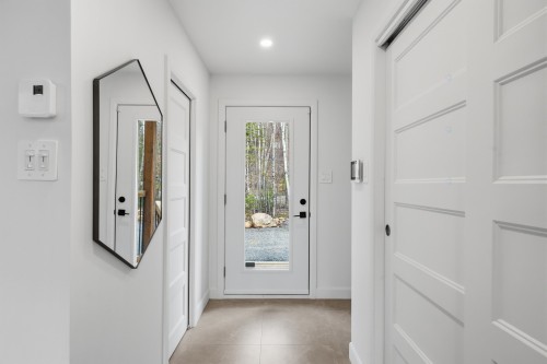 Hall d'entrée/Vestibule - 858 Ch. De La Sauvagine, Mont-Blanc, QC - Indoor Photo Showing Other Room