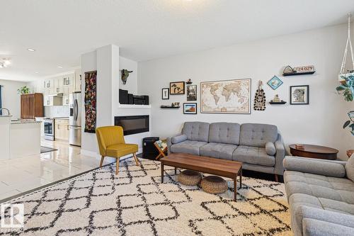 9919 79 St Nw, Edmonton, AB - Indoor Photo Showing Living Room