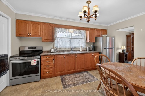 582 Woodview Road, Burlington, ON - Indoor Photo Showing Kitchen With Double Sink