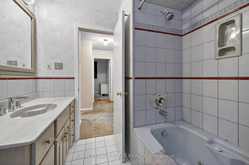 582 Woodview Road, Burlington, ON - Indoor Photo Showing Bathroom