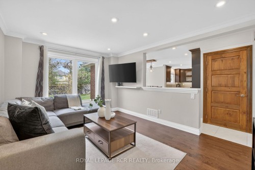 35 Mccabe Crescent, Caledon, ON - Indoor Photo Showing Living Room