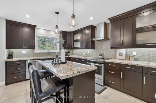 35 Mccabe Crescent, Caledon, ON - Indoor Photo Showing Kitchen With Upgraded Kitchen
