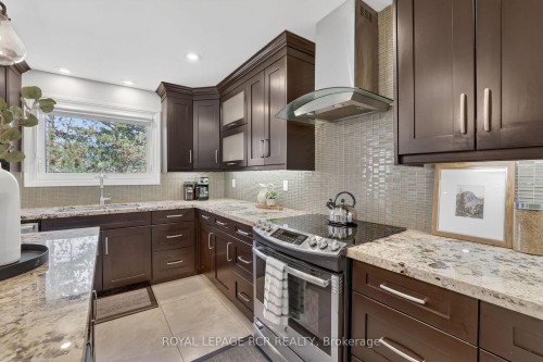35 Mccabe Crescent, Caledon, ON - Indoor Photo Showing Kitchen With Upgraded Kitchen