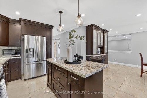 35 Mccabe Crescent, Caledon, ON - Indoor Photo Showing Kitchen With Upgraded Kitchen